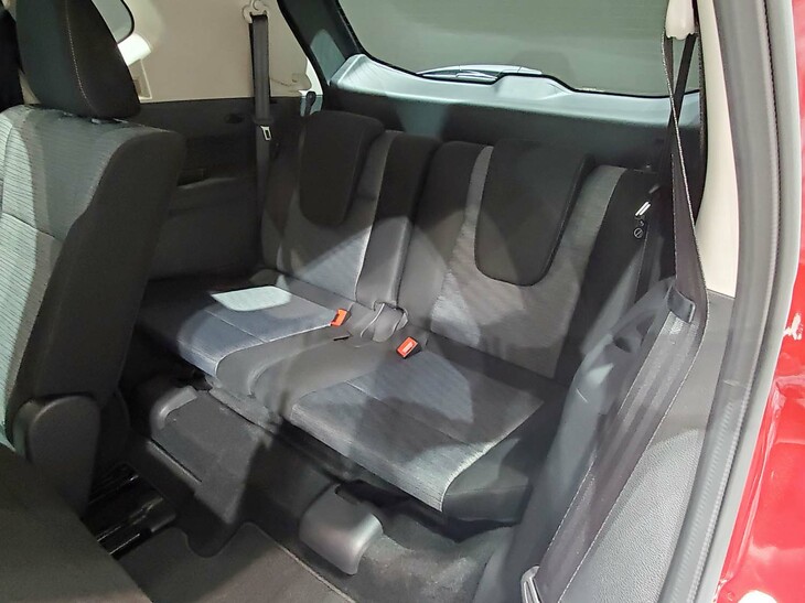 日産エクストレイルX e-4ORCE（3列シート車の3列目シート）