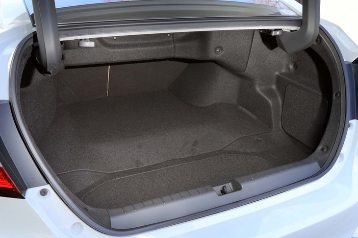 床面はフラットではないものの、荷室は512リッターもの大容量を確保。トランクスルー機構も備わっている。