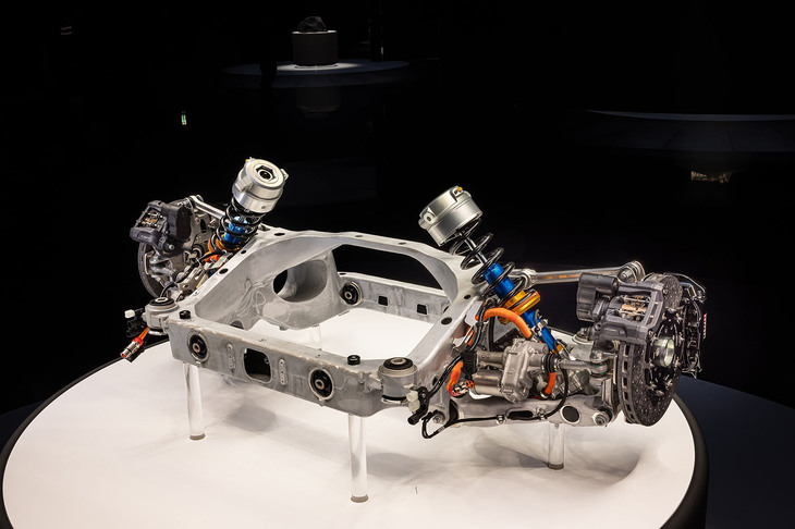 フェラーリ初となる、リアの独立型サブフレーム。低圧鋳造の中空リサイクルアルミ合金フレームに、リアアクスルとリアサスペンションが連結される（写真は車体後方から見た様子）。