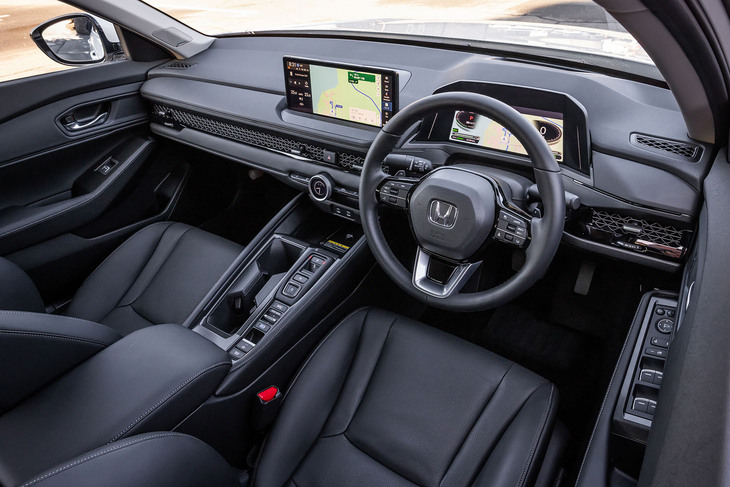 ブラック基調のインテリアは、乗員が手に触れやすい部分にソフト素材を使用するなどして上質感を追求。インパネラインやドアラインなどにマルチカラーのLEDアンビエントランプが組み込まれている。