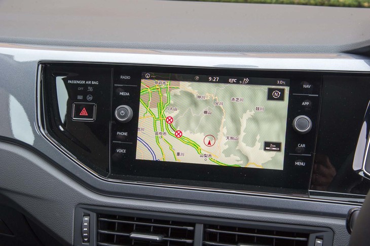 インフォテインメントシステム「Discover Pro」のスクリーンサイズは8インチ。音量調節用と地図の縮尺変更用の物理ダイヤルがそれぞれ備わっており、「ゴルフ」などのフルタッチ操作タイプより使いやすいという向きも多いかもしれない。