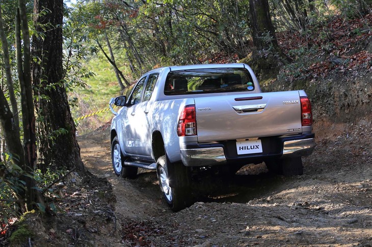 サスペンションはフロントがダブルウイッシュボーン、リアがリーフスプリング式。パートタイム式の4WDで、走行シーンにあわせて、2輪駆動または4輪駆動（ハイ／ロー）を選択できる。