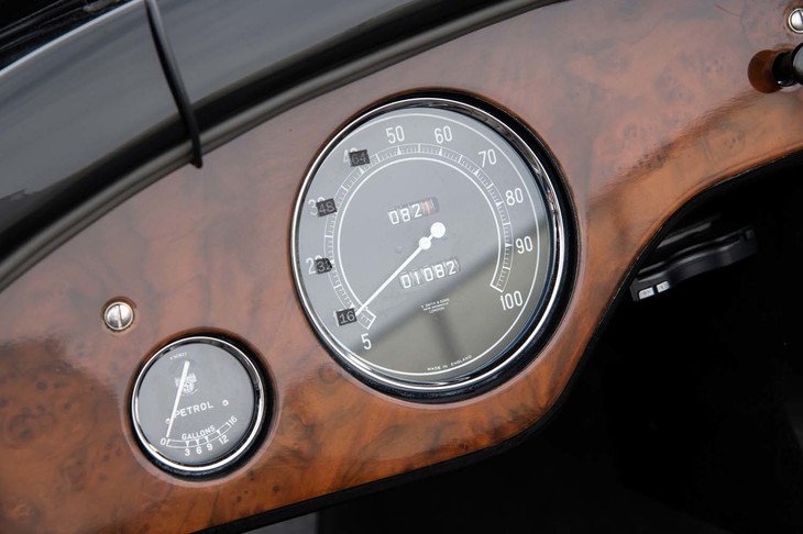 助手席前方には速度計と燃料系がレイアウトされる。速度計のフルスケールは100mph（約160km/h）だが、燃料噴射系などに改良を受けたコンティニュエーションモデルの場合は、最高速が180km/h以上に達するという。