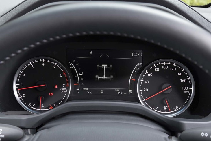 メーターパネルは安心と信頼の2眼式。中央のマルチインフォメーションディスプレイは7インチの大画面だ。