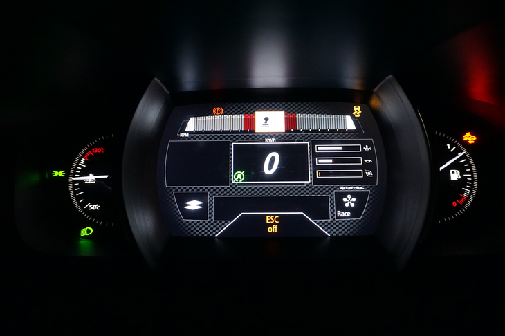 走行モードによってメーターのデザインが変化する「トロフィー」。写真は「Race」モード選択時のもの。