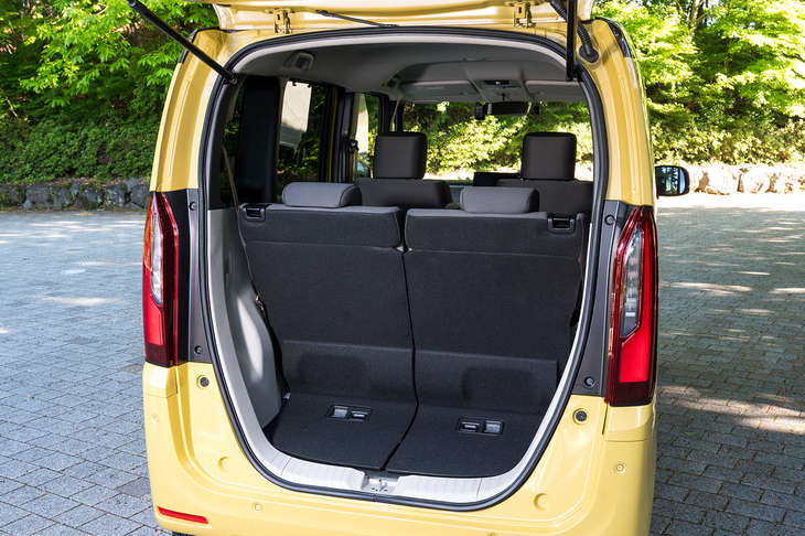 ラゲッジスペースは大きな開口部と低床設計が自慢だ。