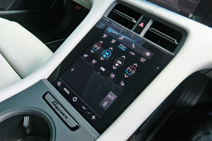 ポルシェ・タイカン4クロスツーリスモ（センターコンソールのタッチスクリーン）