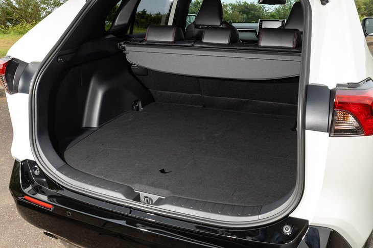 荷室容量は490リッターと、580リッターだった「RAV4」より90リッター減少。バッテリーや充電システムの搭載により、高さと奥行きが縮小している。