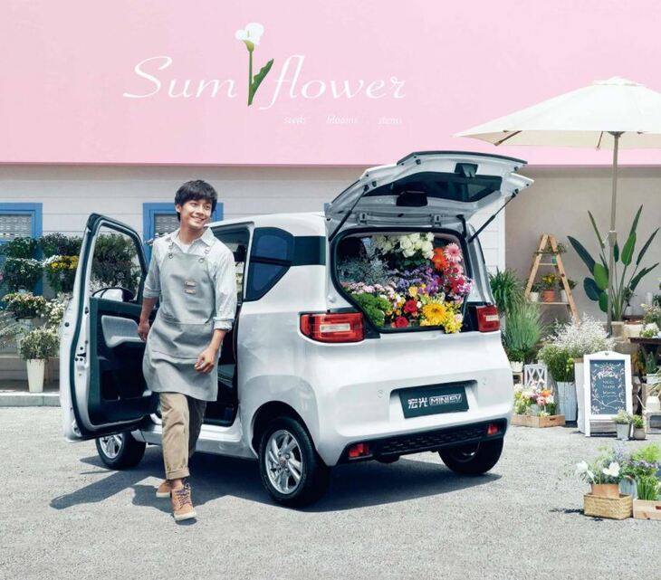 「宏光MINI EV」の乗車定員は4人で、後席を倒せばスーツケースも搭載可能なラゲッジスペースがつくり出せる。トヨタのEVは、いずれこうしたクルマと市場で火花を散らすことになるのだろうか。