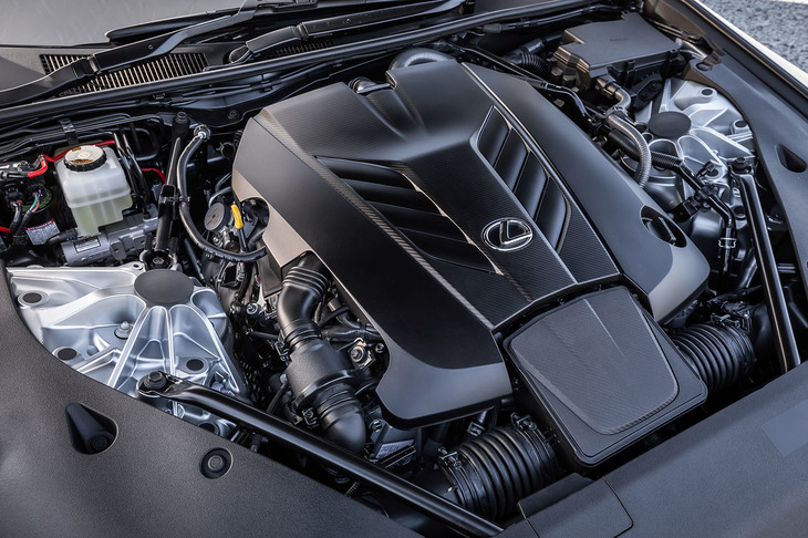 今や貴重になった自然吸気の5リッターV8エンジン「2UR-GSE」。今回の試乗では約500kmを走り、燃費は満タン法で7.1km/リッターを記録した。