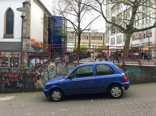 2代目「日産マーチ」。最低でも15年選手の古株であるにもかかわらず、足代わりに乗り続けている人をたびたび目撃した。