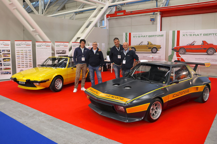 「クラブX1/9イタリア」のメンバーが集合。写真向かって右は、1975年にジャンパオロ・ダラーラがグループ5“シルエットフォーミュラ”のために製作した「イクスウーノノーヴェ」。ノーマル仕様より200kgもの軽量化が図られていた。