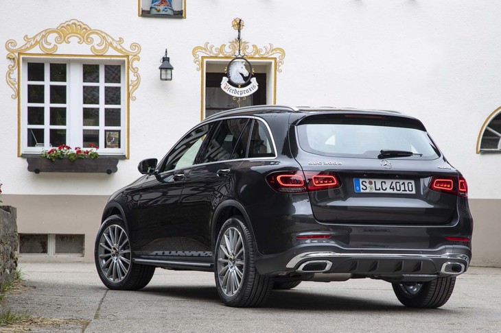 2019年3月のジュネーブモーターショーでデビューした、マイナーチェンジ版「GLC」。エクステリアでは、前後のバンパーやグリル、ヘッドランプなどのデザインが変更された。