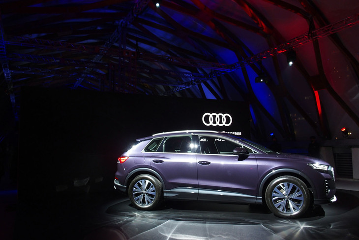 アウディQ4 e-tron（サイドビュー）