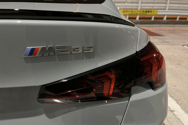 リアに取り付けられているモデルバッジは「2」を大きくすることで、「2シリーズ グランクーペ」であることを強調。力強いイメージのLEDリアコンビランプデザインも目を引く。