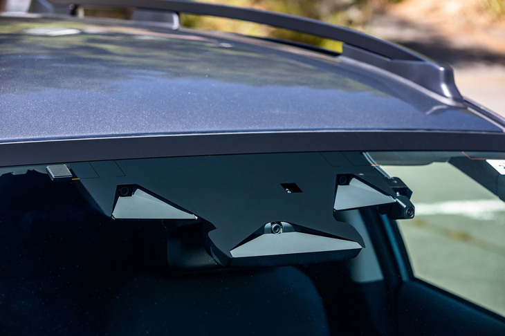 新型「スバル・クロストレック」に搭載された「アイサイト」のカメラユニット。「BRZ」用のカメラは2つだが、こちらは低速走行時に二輪車や歩行者を認識できる広角単眼カメラが追加され、3つのカメラがフロントウィンドウ上部に並ぶ。画角を従来型の約2倍としたうえで画像認識ソフトや制御ソフトも改良されている。