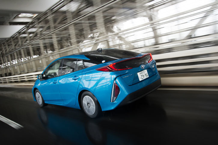 試乗車のボディーカラーは、「プリウスPHV」のために開発されたという「スピリテッドアクアメタリック」。