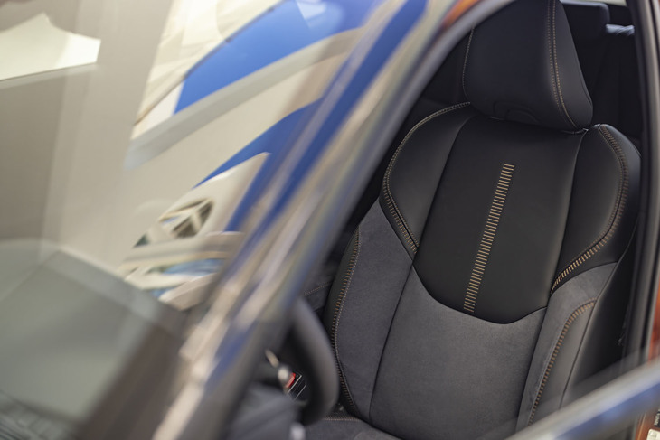 試乗した“クール”のシート表皮はセミアニリン本革とウルトラスエードの組み合わせ。セミアニリン本革のみの仕立てとなる“リラックス”のほか、シートやトリムなどを好みに仕立てられる“ビスポークビルド”（初期受注は抽選販売）もある。