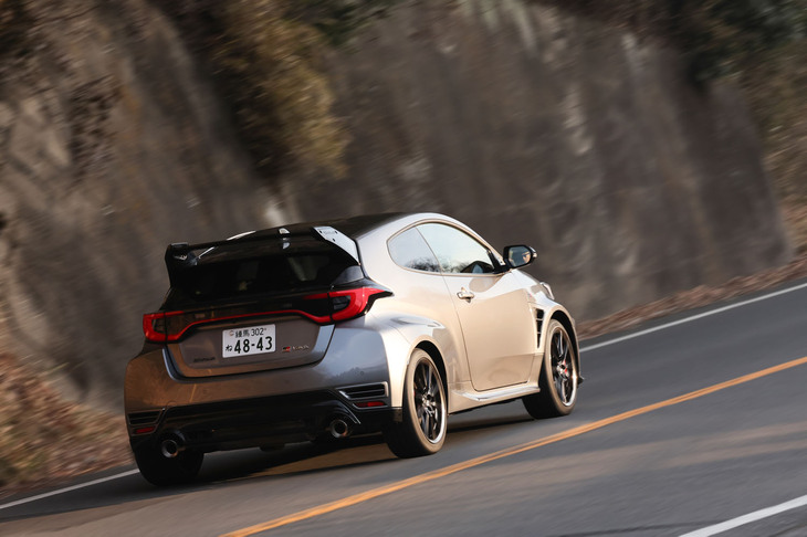 乗り心地は快適とはいえないが、フロントタイヤがしっかりと路面を捉え、素早くコーナーから脱出していく一連の挙動とフィーリングは痛快そのもの。高速道路での直進安定性が高いのもセリングポイントである。