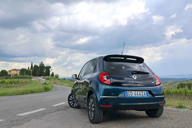 たとえ慣れた道でも、内燃機関車でアイドリングしているときには気づかなった、小川のせせらぎなどが聞こえるのは静かなEVならではの喜びだ。