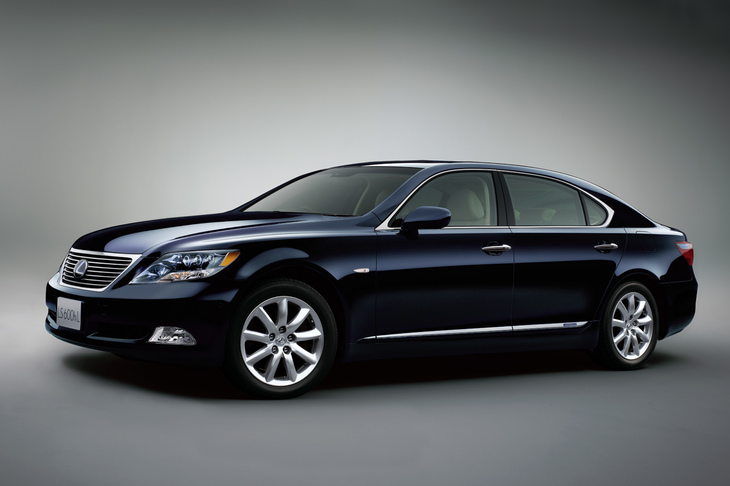 4代目「LS」に設定された「LS600h」。5リッターV8エンジンに2基のモーターからなるハイブリッド機構を組み合わせており、ライバルの6リッターエンジン搭載車に比肩する動力性能を発揮した。