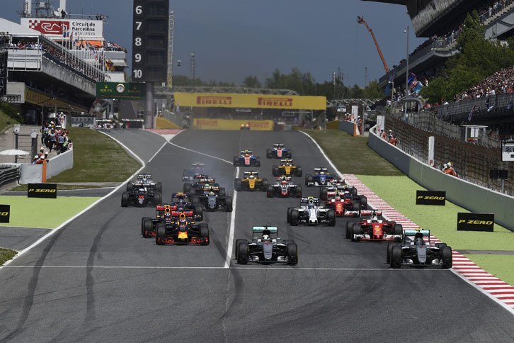 スタートでポールシッターのルイス・ハミルトン（手前中央）にアウトから襲いかかりトップを奪ったニコ・ロズベルグ（その右）。この後、トップ2台のメルセデスは接触し、0周で戦列を去ることになる。（Photo=Ferrari）