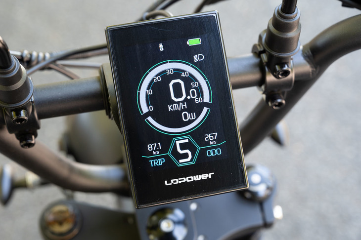 ハンドルバーの中央に備わるディスプレイ。車速や走行距離、電力消費量、バッテリー残量、走行可能距離、選択中のライディングモードなどが表示される。