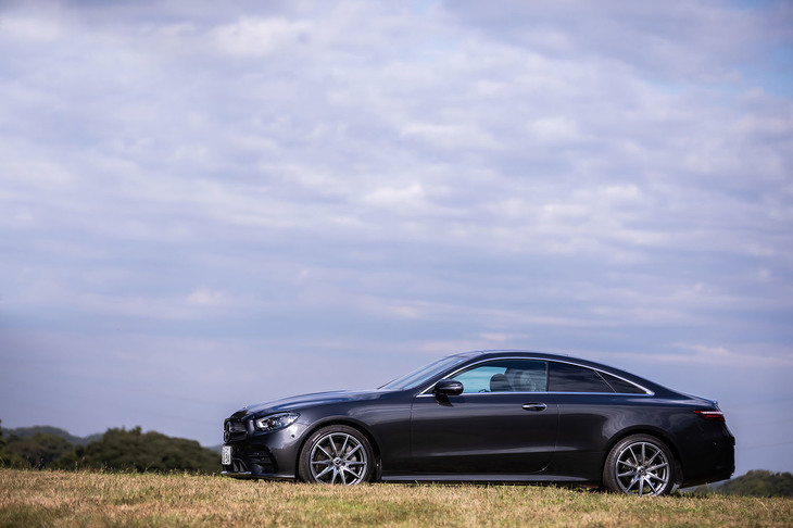 「E300クーペ スポーツ」のボディーサイズは全長×全幅×全高＝4845×1860×1430mm、ホイールベースは2875mm。