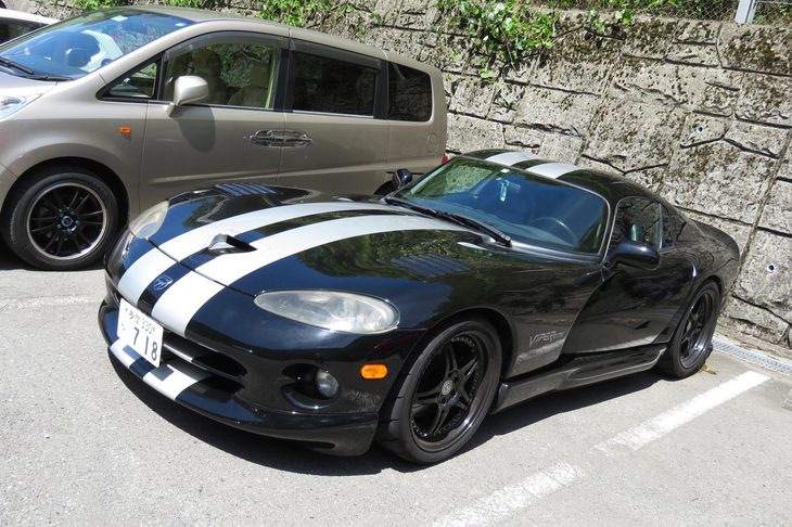 魚道見学で有名（？）な、東京・白丸ダムの駐車場にて休憩中の「バイパー」。ご近所ドライブに日常品の買い出しにと、“ゲタ車”のごとく使っているうちに忘れていたけど、このクルマって、なんだかんだいってフツーのクルマじゃないんですよね。今回の件であらためて実感しました。