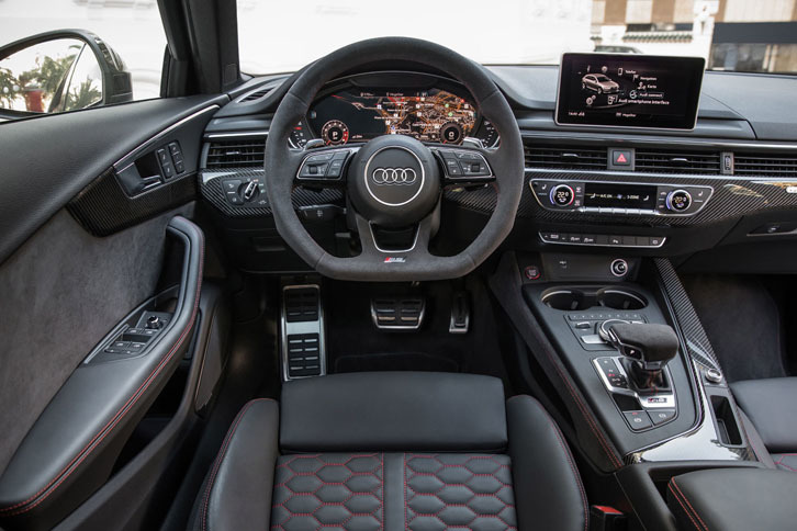 フラットボトムの「RSマルチファンクション スポーツレザーステアリングホイール」や、カーボン調のパネル類が、スポーティーなコックピットを演出する。