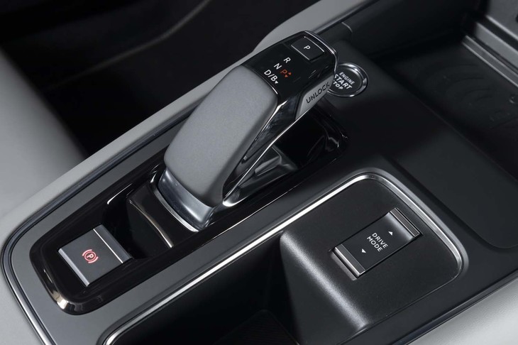 トランスミッションはアイシン製の「e-EAT8」。エンジンとつながるトルコン部分に駆動用モーターと2組の湿式多板クラッチがレイアウトされている。