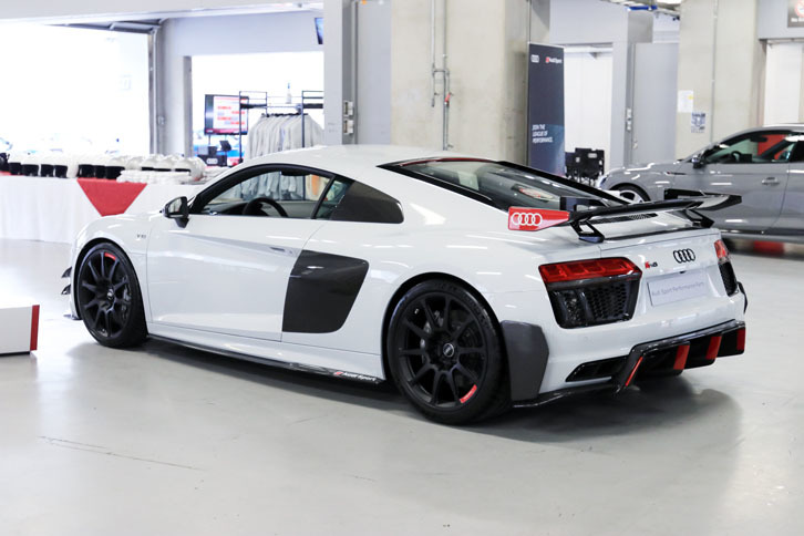 エアロキットは「Audi Sportパフォーマンスパーツ」のハイライト。「R8」の場合、これを装着すると330km/h時におけるダウンフォースは250kgに達する。非装着車の100kg増しに当たるという。
