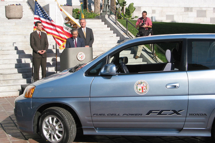 2002年12月2日に行われた「ホンダFCX」の納車式の様子。ホンダは同日、日本の首相官邸にもFCXを納車。2003年にはいち早く、民間企業の岩谷産業にも同車を納車している。