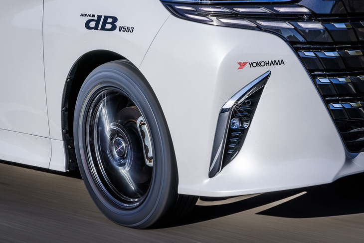 225/55R19サイズの「アドバンdB V553」を装着した「トヨタ・アルファード」で一般道と高速道を試走。どのスピードレンジでもロードノイズがしっかり抑えられており、静粛性の高い高級ミニバンとの相性はいいと感じた。