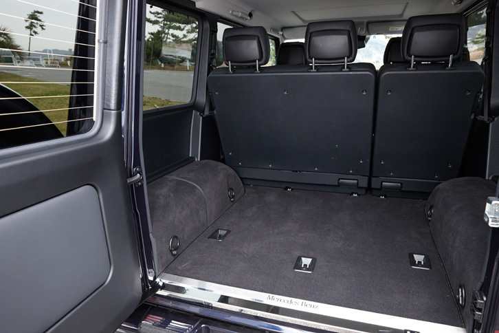 テールゲートは横開き式。ラゲッジルームの容量は、後席を起こした状態で480リッター、たたんだ状態で2250リッターとなっている。