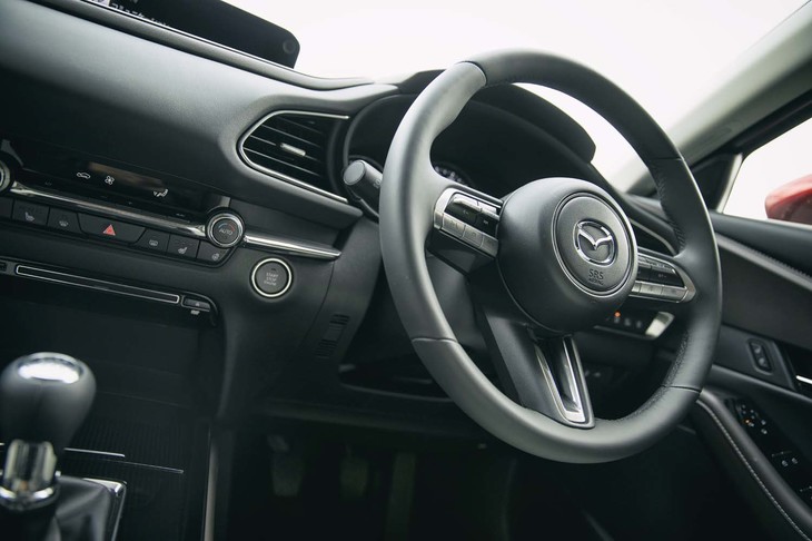 本革巻きのステアリングホイールには、スタアリングヒーターも標準で備わっている。