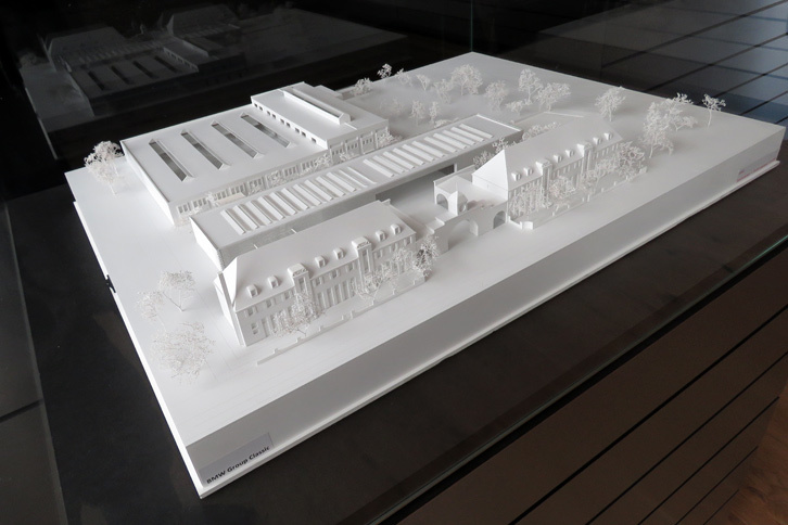 BMWクラシックの模型。現在、この施設が位置しているのは、1922年までBMWの工場があった土地の一角である。もとの施設が老朽化したため、2014年にこちらに引っ越してきたのだとか。