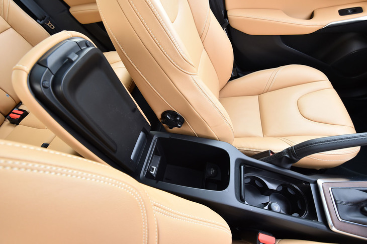 運転席・助手席間の小物入れスペースには、USBポートやアクセサリーソケットが備わる。