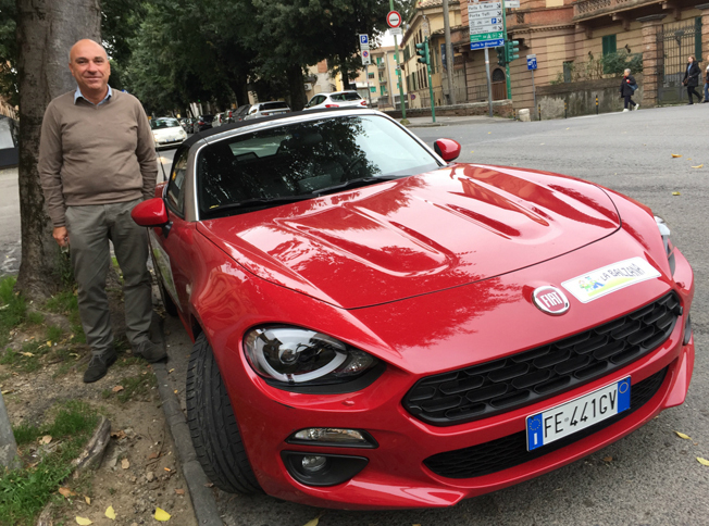 教習所が新規導入した「フィアット124スパイダー」と、熟練インストラクターのステファノ・トッツィ氏。