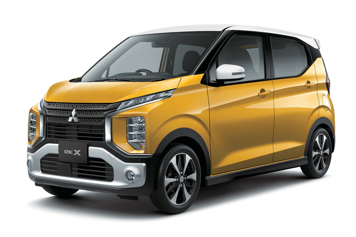 三菱最新の軽ハイトワゴン「eKクロス」。コワモテのフロントマスクが特徴で、兄弟車の「eKワゴン」はもちろん「日産デイズ／デイズ ハイウェイスター」をもかすませる存在感を発揮している。