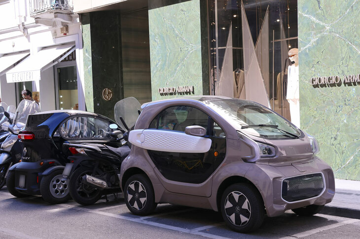 ミラノ屈指の高級ブティック街、モンテナポレオーネ通りで。左後方には同じクアドリサイクルの「ルノー・トゥイジー」が見える。2023年6月。
