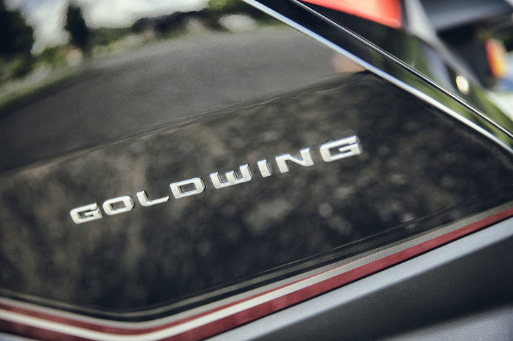 大排気量の水平対向エンジンを搭載したホンダの大型ツアラー「ゴールドウイング」。現行モデルは6代目にあたり、17年ぶりのフルモデルチェンジを経て2018年4月に発売された。