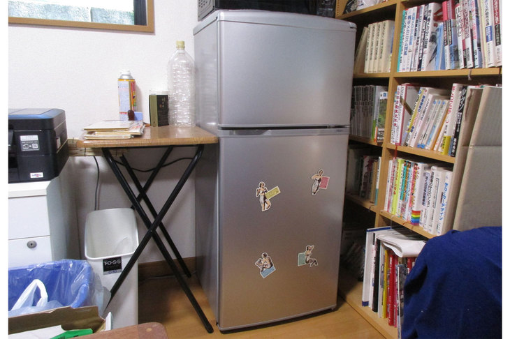 筆者の事務所の冷蔵庫。色気がなさ過ぎるので、マグネットで色気を出している。