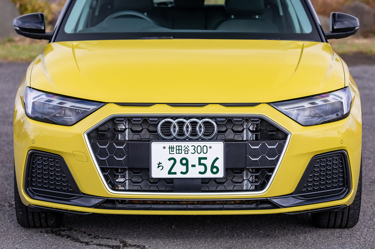 「シングルフレームグリル」と呼ばれる大きなフロントグリルの上部に3分割スリットが設置されている。1984年に登場した「スポーツクワトロ」へのオマージュとして採用されたものだ。