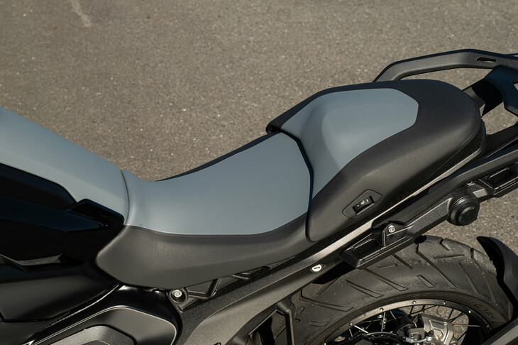 シート高は、ベースグレードは850mm、「GSスポーツ」は870mmとなっているのに対し、「ツーリング」は停車時には820mm、走行中は850mmとなる。