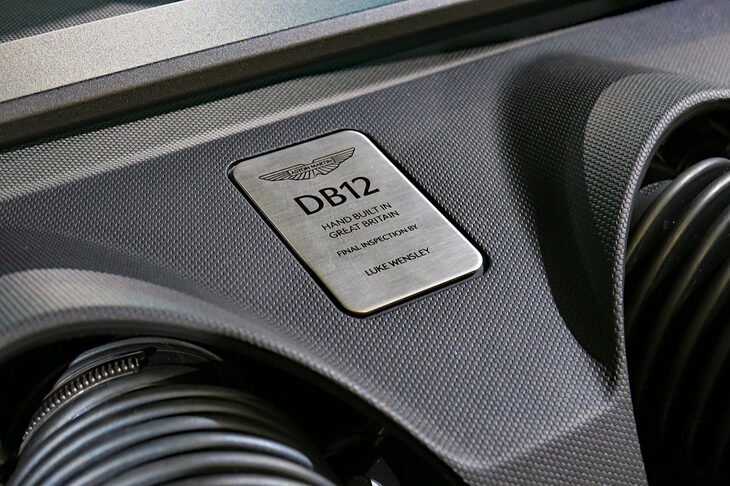アストンマーティンDB12（4リッターV8ツインターボエンジン）