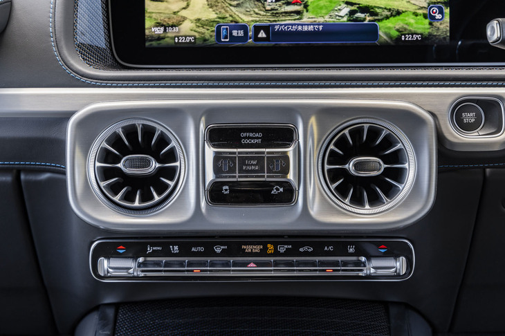 「G580」ならではのポイントはダッシュ中央のスイッチにある。内燃機関モデルでは3連デフロックスイッチが並ぶ中段が「G-TURN」「ローレンジ」「G-STEERING」となっている。