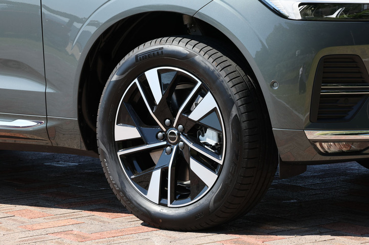 今回の試乗車は、新デザインの「5ダブルスポーク ダイヤモンドカット／グロッシーブラック」の19インチホイールに、前後とも235/55R19サイズの「ピレリPゼロ」タイヤを組み合わせていた。