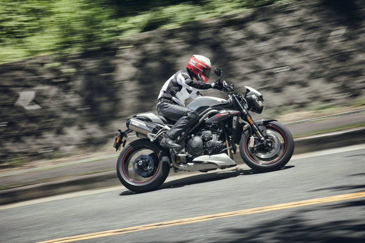 「スピードトリプルRS」においては、“速さ”だけでなくライダーの快適性も追求されている。