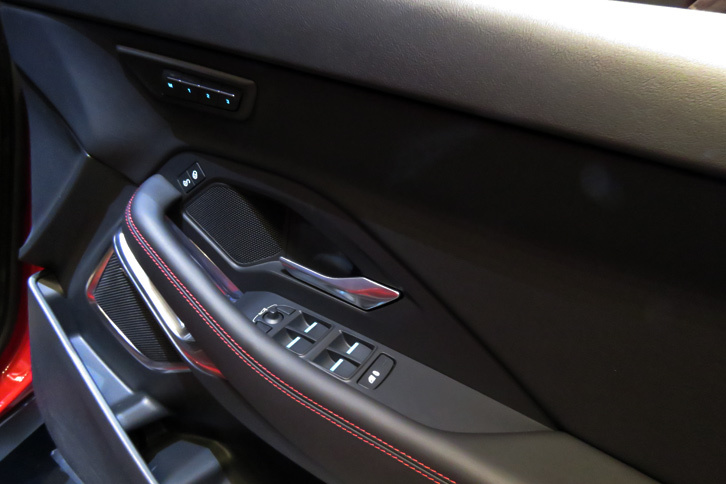 ジャガーEペース ファーストエディション2.0L P250（ドアインナーハンドル）